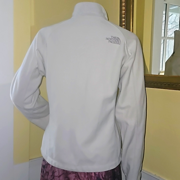 The North Face Women's White Full Zip Windwall Fleece Jacket w Zip Pockets - Picture 4 of 7